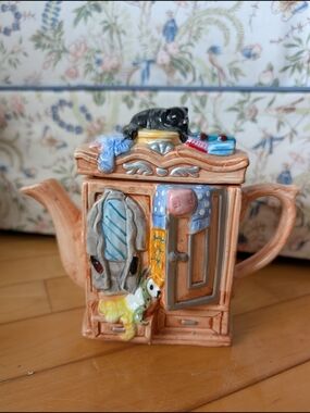 Vtg Wardrobe Teapot